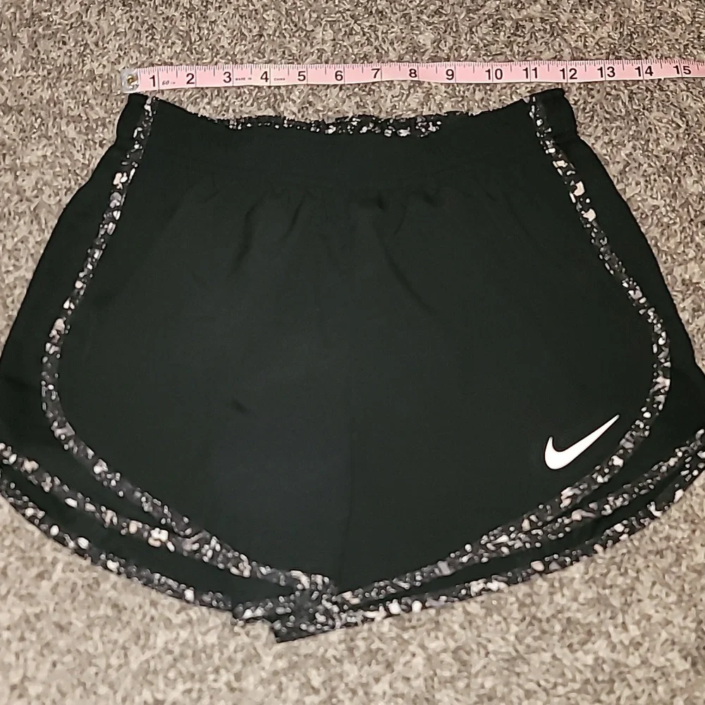 STUNNING NIKE TEMPO DRIFIT RUNNING SHORTS CURVED HEM WITH MESH - Picture 3 of 9